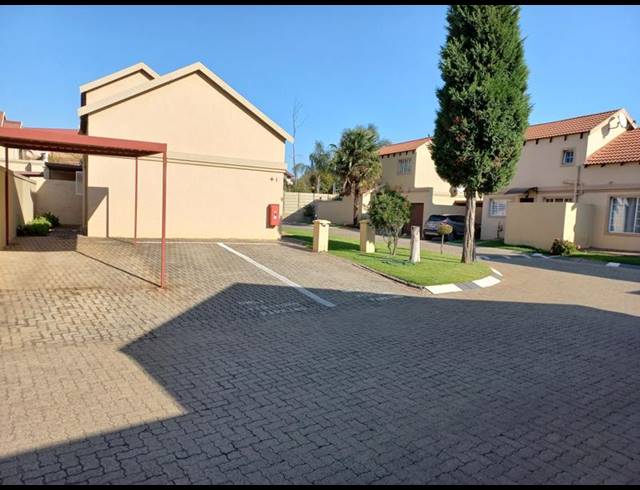 2 BEDROOM TOWNHOUSE FOR SALE IN WYCHWOOD